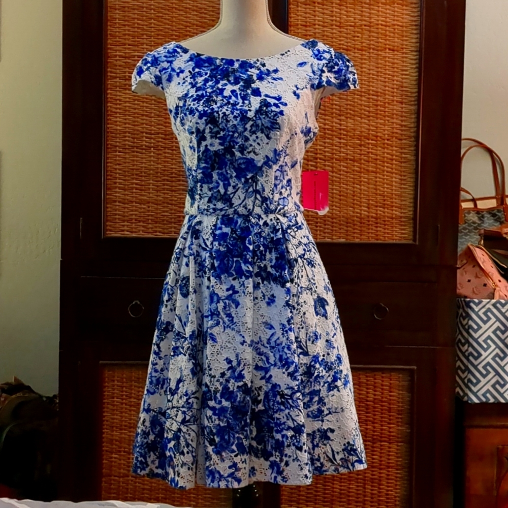 Betsey Johnson Dress Size 6 cap sleeve, Fit & Flare Floral blue/white New with t
